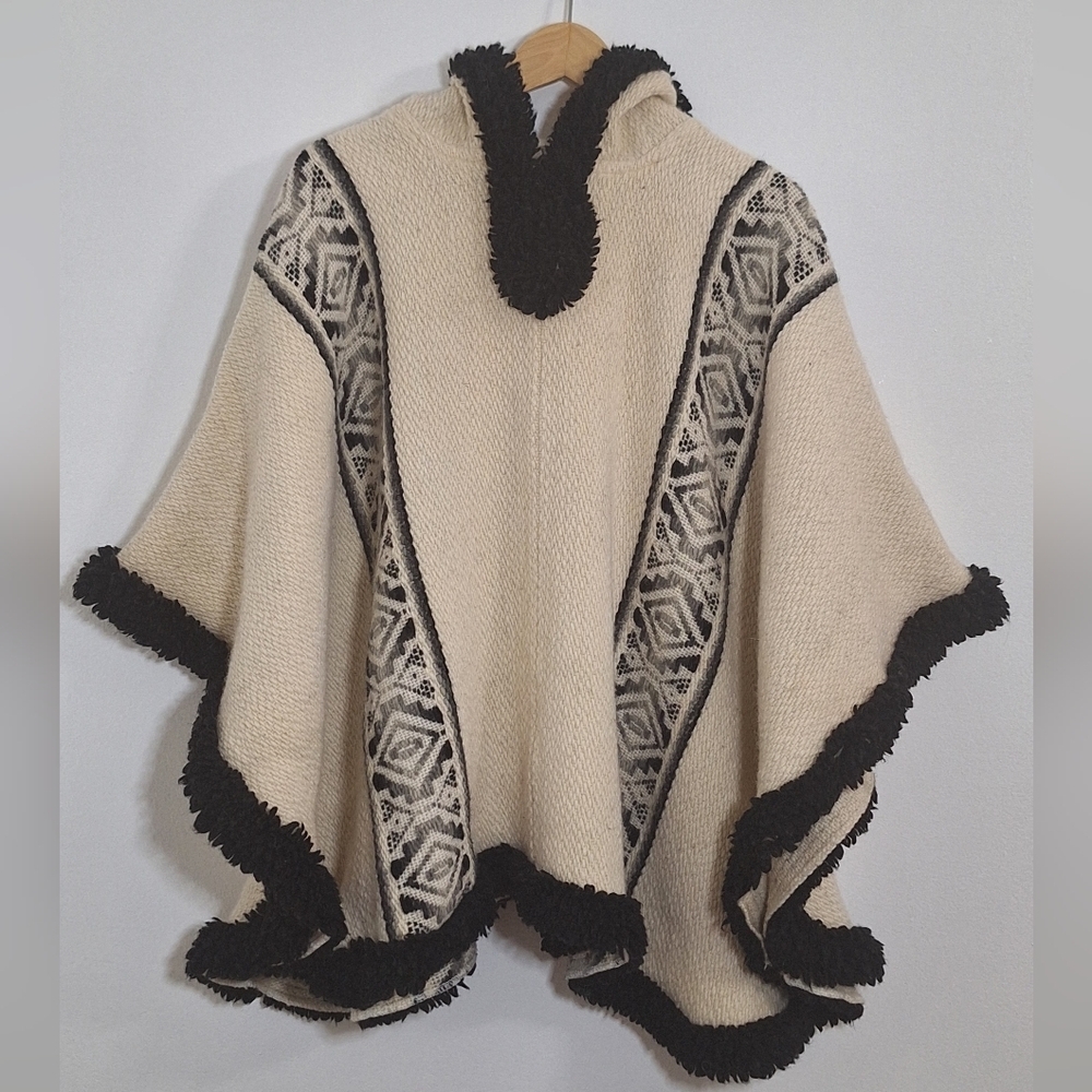 INCA MAKI 100% WOOL Chic Cream and Black Women's Poncho